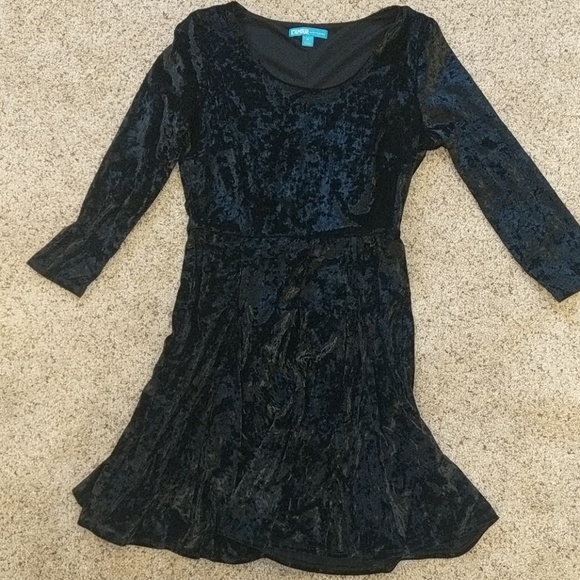 L'Amour Dresses & Skirts - Sexy black velvet dress!